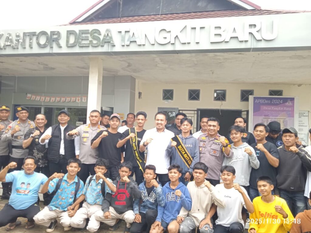 Puluhan Remaja Yang Tergabung Dalam Geng Motor Melaksakan ” Deklarasi Damai” Di Kantor Desa Tangkit Baru Kecamatan Sungai Gelam.