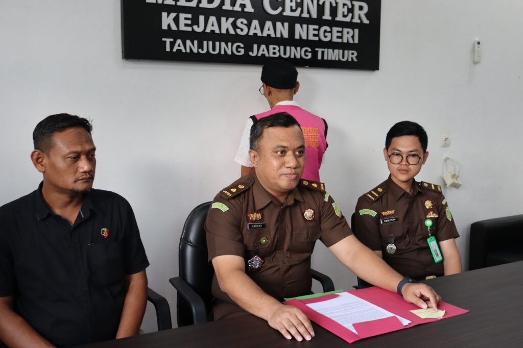 Kejari Tanjab Timur Laksanakan Proses Tahap 2 Kasus Dugaan Korupsi Dana Upgrade Stasiun Pandu Teluk Majelis Dari Unit Tipikor Polres Tanjab Timur