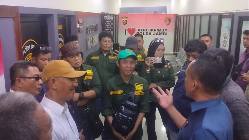 Unjuk Rasa Di Polda Jambi AWaSi Terkait Penetapan Tersangka Anggota Nya .