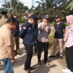 Cek Langsung Kondisi Jalan Rusak, Bupati Perintahkan Kadis PUPR Dan Kadis Perhubungan Sikapi Kerusakan Jalan Provinsi.