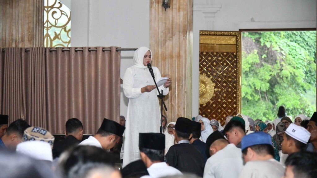 Dilla- Muslimin Sholat Id Di Mesjid Nur Addarojad