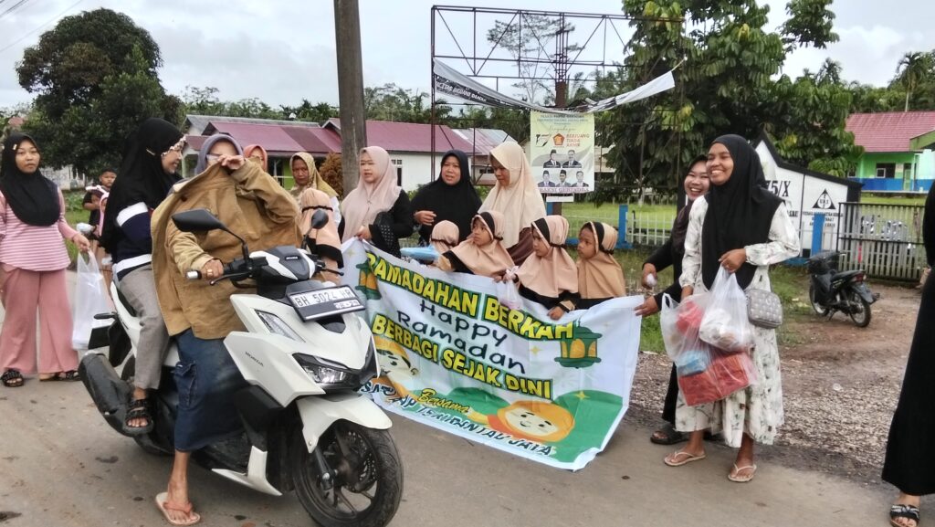 Ramadhan Berkah,Berbagi Takjil Sejak Dini TK 75 Satap.
