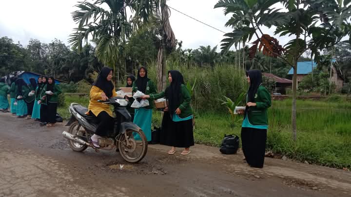 MTsN 2 Tanjabtim Berbagi 500 Takjil Gratis.