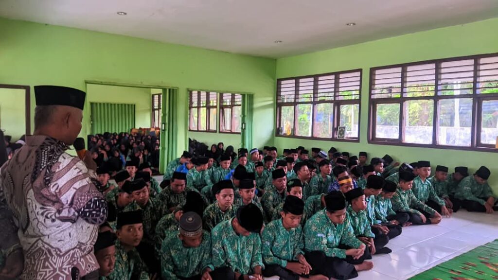 Halal Bihalal Warnai Hari Pertama Masuk Sekolah Di  MTsN 2 Tanjabtim.