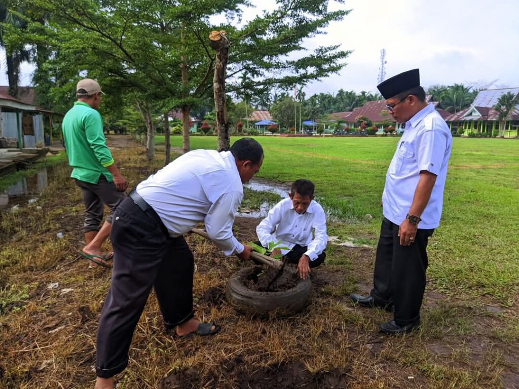 Hari Bumi 2025,MTsN 2 Tanjabtim Tanam Pohon Matoa.