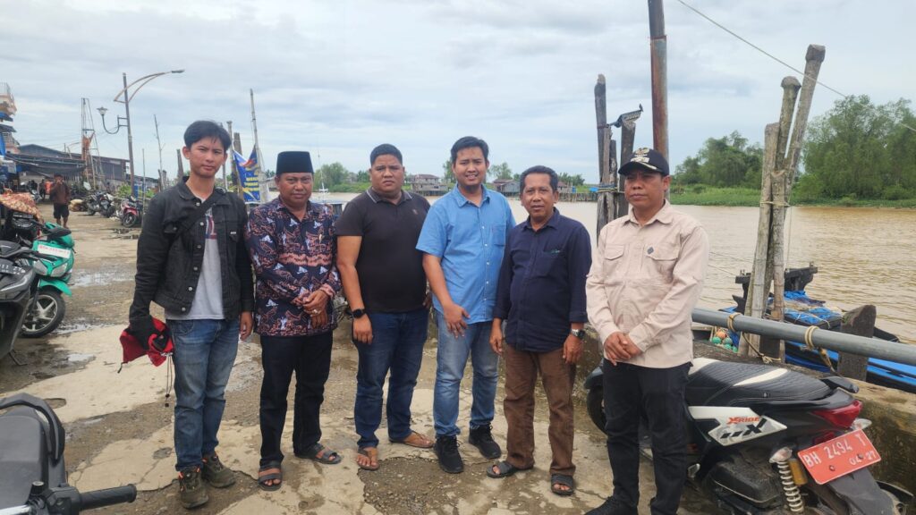 Camat Dampingi Meneger UPL PLN Muara Sabak Survey Lokasi Aliran Listrik.