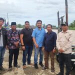 Camat Dampingi Meneger UPL PLN Muara Sabak Survey Lokasi Aliran Listrik.