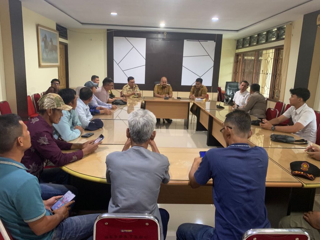 Bupati Tebo Langsung Terima Massa Aksi Unjuk Rasa AWaSI Jambi, ini Tuntutannya