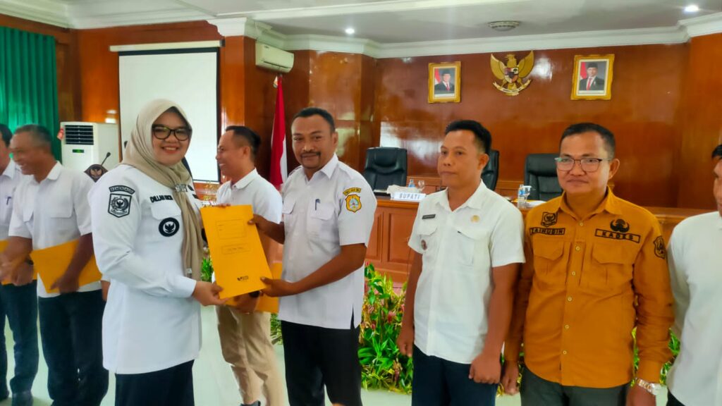 Bupati Tanjabtim Dilla Hikmah Sari Serahkan SSPT Dan DHKP PBB Pedesaan Dan Perkotaan 2025.
