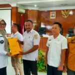 Bupati Tanjabtim Dilla Hikmah Sari Serahkan SSPT Dan DHKP PBB Pedesaan Dan Perkotaan 2025.