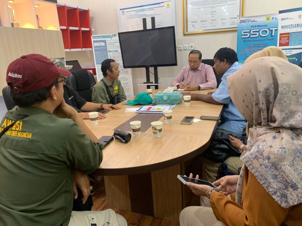 Tuntut Perbaikan Layanan Informasi Dan Dugaan Maladministrasi, AWaSI Jambi Geruduk Kantor PLN.