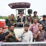 Bupati Dilla Hich Serahkan Bantuan Alsintan Dari Kementerian Pertanian Untuk Brigade Pangan Tanjabtim.