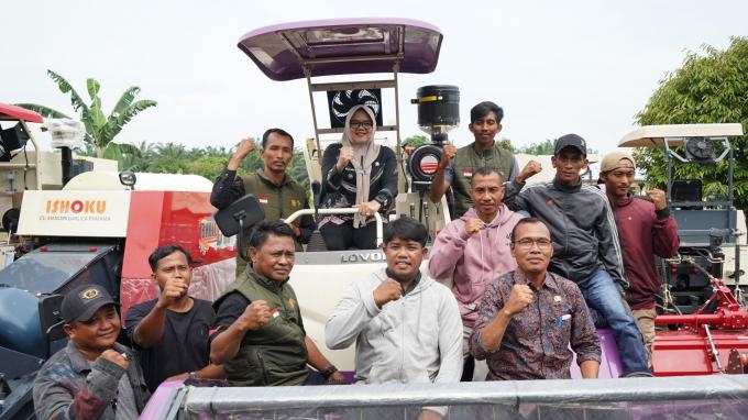 Bupati Dilla Hich Serahkan Bantuan Alsintan Dari Kementerian Pertanian Untuk Brigade Pangan Tanjabtim.