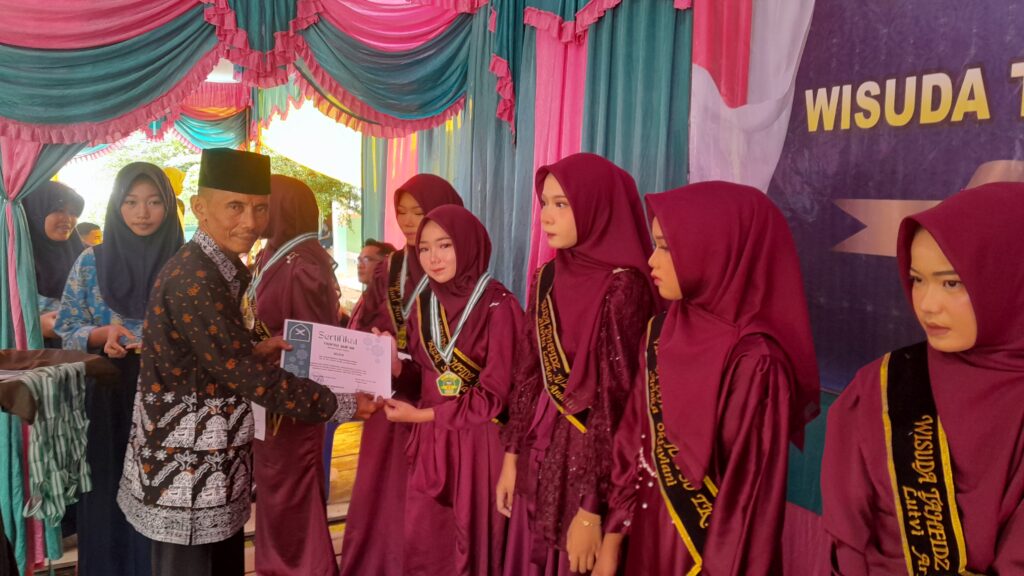 SMPN 9 TanjabTimur Lepas Siswa-siswi Kelas IX Dan Gelar Wisuda Tahfiz Qur’an Zus 30.