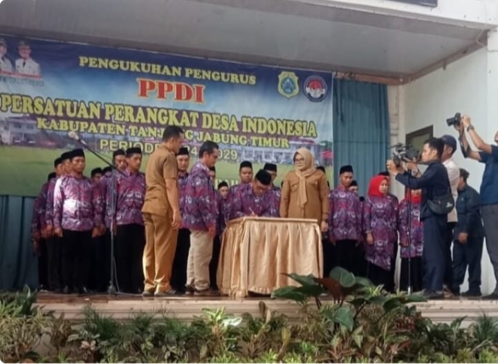Bupati Dilla Hikmah Sari Kukuhkan 718 Orang PPDI Se-Tanjabtimur.
