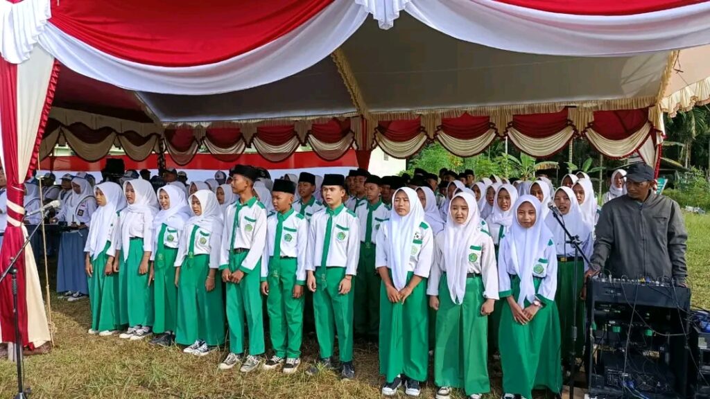 MTsN 2 Tanjabtim Dipercaya Sebagai Pengiring Lagu Nasional HUT Ke 80 RI Di Kec.Rantau Rasau.